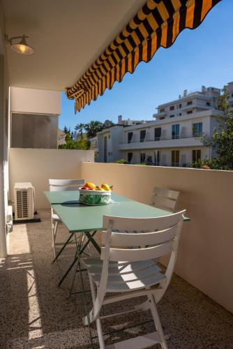 une table avec un bol de fruits sur un balcon dans l'établissement Very Quiet Palm Beach Studio Close Beach, à Cannes
