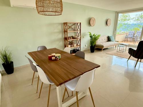 a dining room with a wooden table and chairs at Hauzify I Apartament Grumet in Sant Feliu de Guixols
