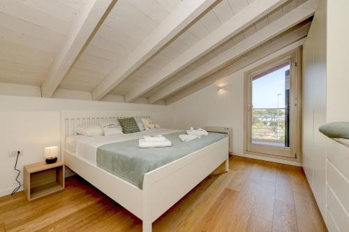 Ένα ή περισσότερα κρεβάτια σε δωμάτιο στο Caesar Sirmione Luxury Apartment M14