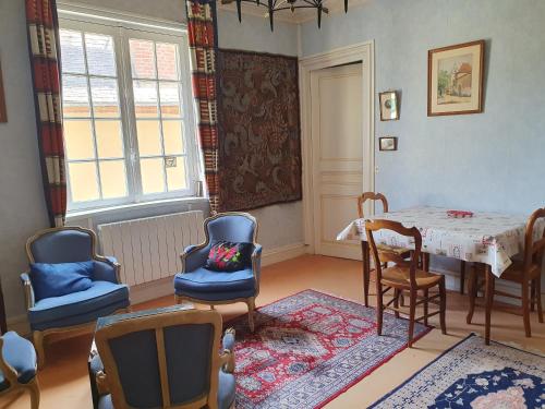 - un salon avec une table, des chaises, une table et des chaises dans l'établissement Mer et Style, à Cabourg