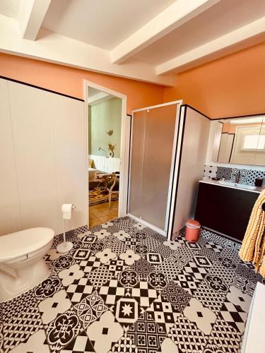 La salle de bains est pourvue de carrelage noir et blanc. dans l'établissement Un air de famille, à Saint-Pierre-dʼOléron