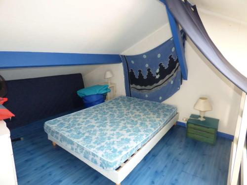 une petite chambre avec un lit dans une pièce dans l'établissement Rare à la location, pieds dans l' eau, pleine vue mer, wifi ..., à La Seyne-sur-Mer