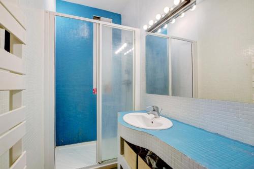une salle de bain avec un lavabo et une douche dans l'établissement Appartement proche bois, à Vincennes