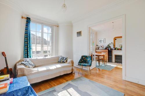 un salon avec un canapé et une table dans l'établissement Appartement proche bois, à Vincennes