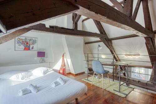 une chambre avec deux lits, un bureau et une chaise dans l'établissement Nice atypical apartment, Vieux Lille, à Lille