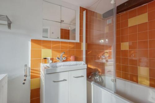 une salle de bain avec un lavabo et une douche dans l'établissement Nice atypical apartment, Vieux Lille, à Lille