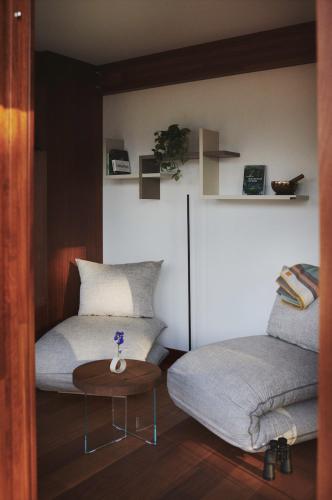 a bedroom with two twin beds and a table at Habitat Lago Maggiore in Gambarogno