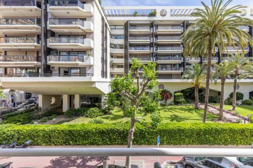 LB Vacation Rentals I Beautiful 2BR Apt, Renovated in 2025, La Croisette, Minutes from Beach and Palais