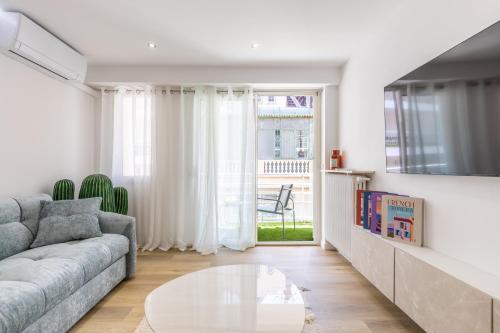 LB Vacation Rentals I Beautiful 2BR Apt, Renovated in 2025, La Croisette, Minutes from Beach and Palais