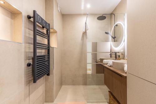 LB Vacation Rentals I Beautiful 2BR Apt, Renovated in 2025, La Croisette, Minutes from Beach and Palais