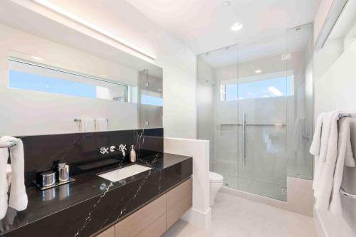Gallery image of Aqua #2 - Take Ten Off This Chic Oceanfront Escape with Designer Interiors in George Town