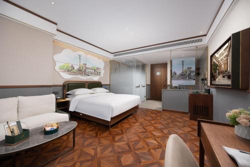 Postel nebo postele na pokoji v ubytování Nost algia S Hotel Jinwan Square, Tianjin Railway St ation