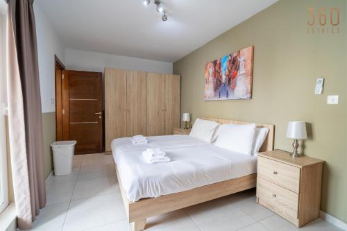 Postel nebo postele na pokoji v ubytování Spacious 4BR,4BATH with AC, Balcony, WIFI & Terrace by 360 Estates