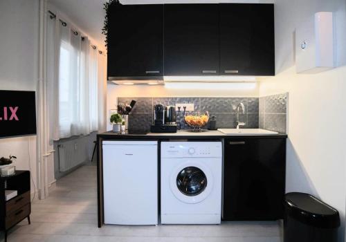- une cuisine avec lave-linge et sèche-linge dans la chambre dans l'établissement Le Studio Cosy Partdieu Villette, à Villeurbanne