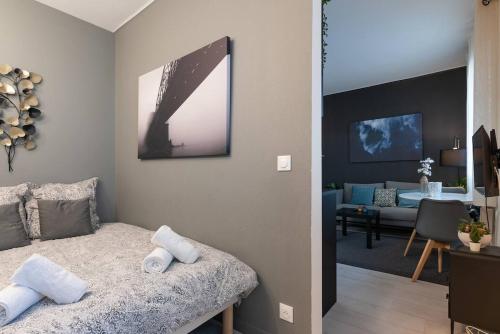 une chambre avec un lit et un salon dans l'établissement Le Studio Cosy Partdieu Villette, à Villeurbanne