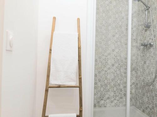 La salle de bains est pourvue d'une douche et d'une échelle en bois. dans l'établissement Le Studio Cosy Partdieu Villette, à Villeurbanne