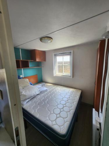 - une petite chambre avec un grand lit dans l'établissement Camping Les Embruns N7, au Grau-dʼAgde