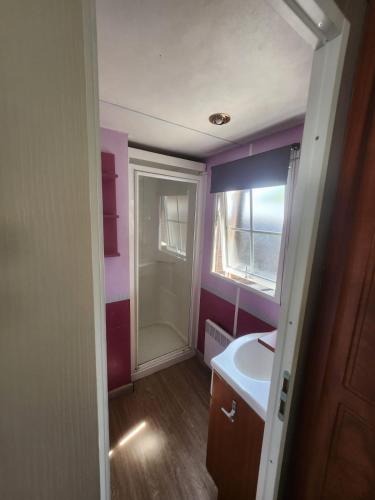 une salle de bain avec un lavabo et un miroir dans l'établissement Camping Les Embruns N7, au Grau-dʼAgde