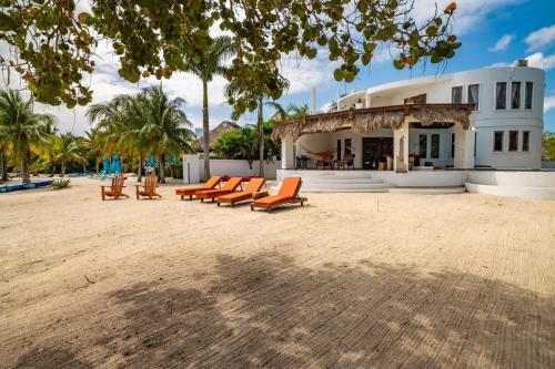 Gallery image of Rising Moon Villa - 3-Bedroom Beachfront w Pool in Maya Beach