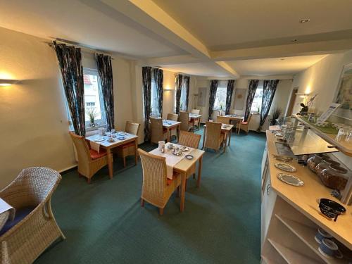 アルツェナウ・イン・ウンターフランケンにあるFränkischer Hof Hotel Garniのテーブルと椅子と窓のあるダイニングルーム