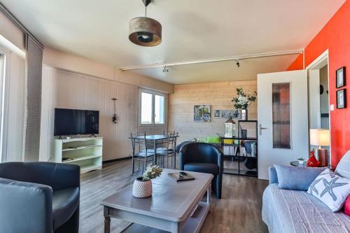 un salon avec un canapé et une table dans l'établissement Sion - Vue sur l'océan avec garage, à Sion-sur-lʼOcéan