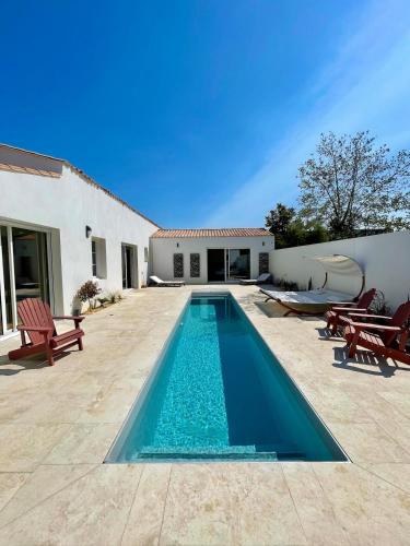 une piscine dans l'arrière-cour d'une maison dans l'établissement 900-D La Chaumillonière - Modernity, comfort and pool, au Bois-Plage-en-Ré