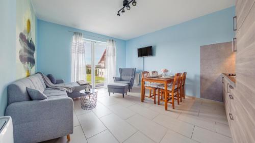 TV a/nebo společenská místnost v ubytování Apartamenty Sun & Snow Lisi Jar - sezonowy basen, blisko plaży, sauna