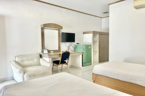 Un dormitorio con una cama, un escritorio y una silla. en Paradise Resort Buriram, en Buriram