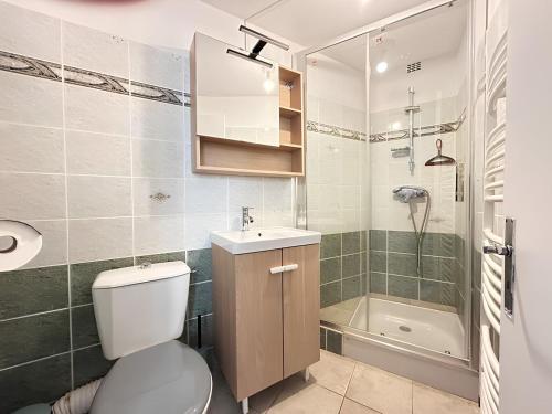 une salle de bain avec toilettes, lavabo et douche dans l'établissement Chambre 2 personnes FLIP Parthenay - Maison avec 2 chb - 1 sde partagée, à Parthenay