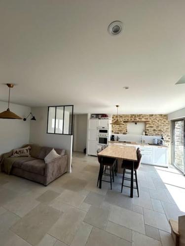 un salon avec un canapé et une table dans l'établissement la maison Albanaise, à Saint-Alban