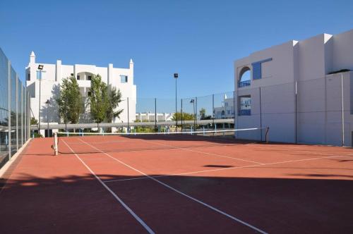 a tennis court in front of a building at Bel appartement, vue imprenable sur la mer, 80 m2, et super terrasse in Marina Smir