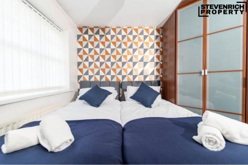 Ένα ή περισσότερα κρεβάτια σε δωμάτιο στο Large Spacious Home Parking 5 Bedrooms 9 Guests