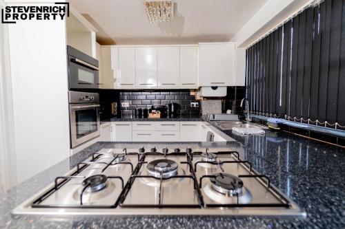 Η κουζίνα ή μικρή κουζίνα στο Large Spacious Home Parking 5 Bedrooms 9 Guests