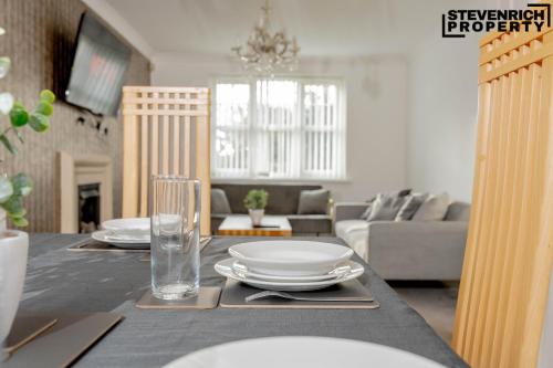 Χώρος καθιστικού στο Large Spacious Home Parking 5 Bedrooms 9 Guests