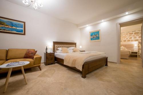 Una cama o camas en una habitación de Conte Hotel & Restaurant