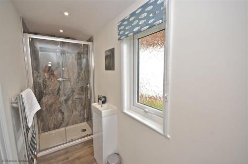 Phòng tắm tại Bure Croft - Holiday Cottage on the river in Wroxham