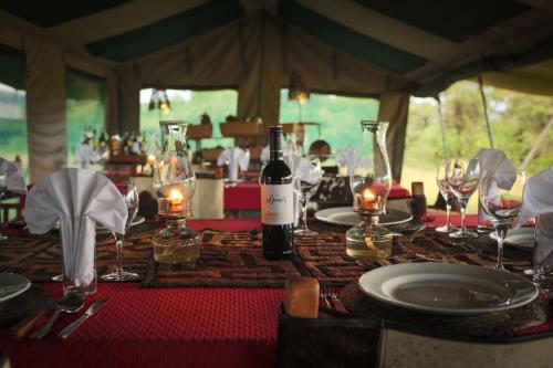 Pakulala Safari Camp - Ngorongoro tesisinde bir restoran veya yemek mekanı