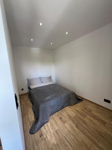 Ένα ή περισσότερα κρεβάτια σε δωμάτιο στο Chill&Go apartament w sercu Częstochowy