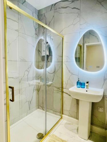 a bathroom with a shower and a sink at Brand-New Modern 2 Bed Room Apart ment With FREE Parking in Plymouth