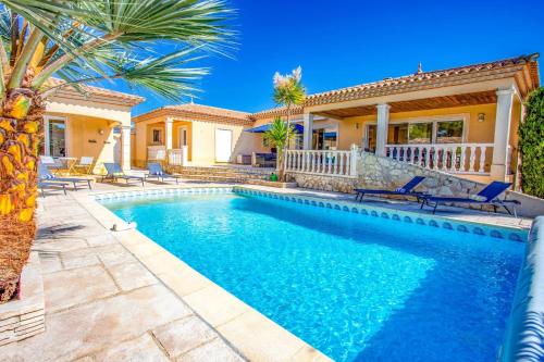 une villa avec piscine devant une maison dans l'établissement Villa Picpoul by Villa Plus, à Pinet