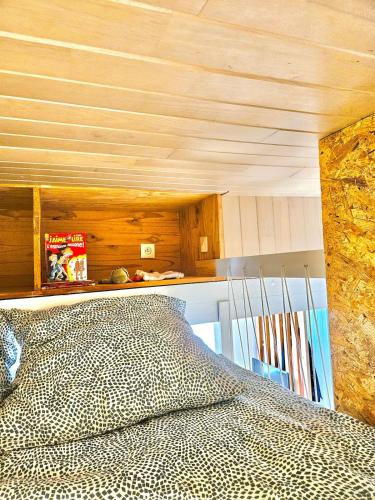 une chambre avec un lit et un plafond en bois dans l'établissement Appartement Cosy 600m de la plage, à Fouesnant