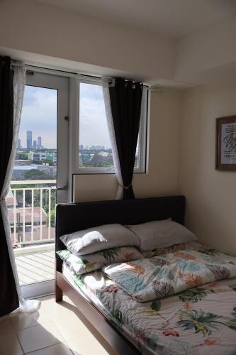 Gallery image of Kasara Urban Resort Elly's Pad with balcony in Manila
