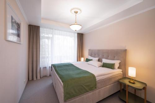 Villa Alvīne Family Apart-Hotelにあるベッド