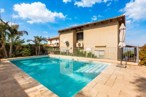 Πισίνα στο ή κοντά στο Sea of Galilee Luxury Duplex by Sea N' Rent