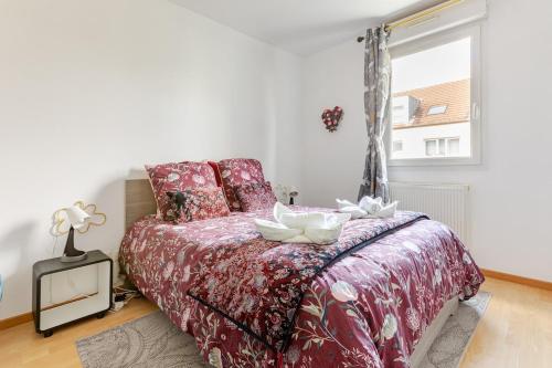 une chambre avec un lit et une fenêtre dans l'établissement Quiet - Les Maraîchers - Terrace - Private garage, à Colmar