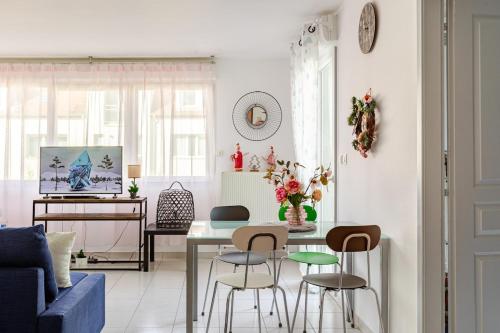 un salon avec une table et des chaises dans l'établissement Quiet - Les Maraîchers - Terrace - Private garage, à Colmar