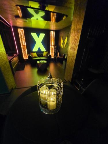 un salon avec une cage à oiseaux avec des bougies dedans dans l'établissement eroXens, à Saint-Amand-les-Eaux