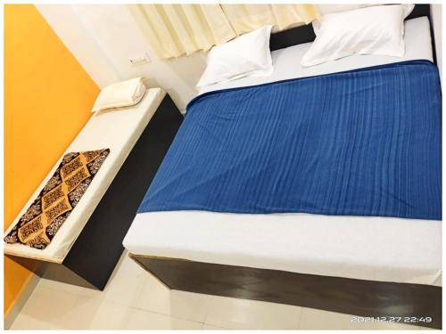 Postel nebo postele na pokoji v ubytování HOTEL Sai ! Santosh Near Shri Sai Baba Temple Shirdi - Free Wi-fi And Parking Facilities - A Best Budget Hotel In Shirdi