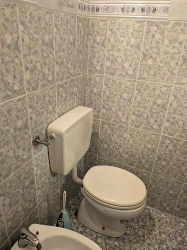 a bathroom with a toilet and a sink at Casa Sole - Pernottamento accogliente a Castione Marchesi in Castione dei Marchesi