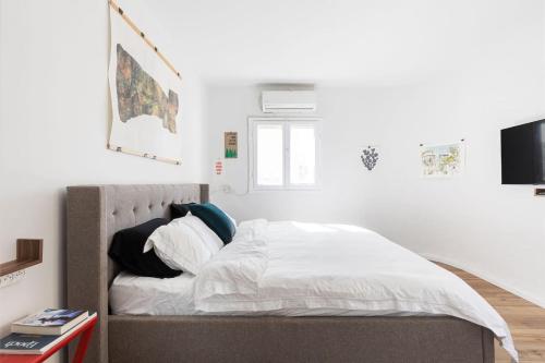 Katil atau katil-katil dalam bilik di Artistic 2BR Apt w Balcony in Florentin Center by Sea N' Rent